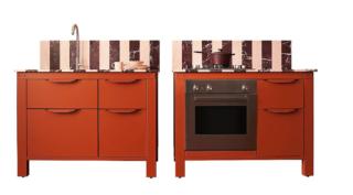 Sono in acciaio inox verniciato a polvere color terracotta i moduli freestanding Very Simple Teklan Edition di Very Simple Kitchen, con top e alzatina in marmo a strisce Rosso Levanto + Rosa Portogallo. Completi di elettrodomestici e top costano 13.103 euro + Iva. Dimensioni: L 120 + 120 x P 65 x H 91 cm. www.verysimplekitchen.com Sono in acciaio inox verniciato a polvere color terracotta i moduli freestanding Very Simple Teklan Edition di Very Simple Kitchen, con top e alzatina in marmo a strisce Rosso Levanto + Rosa Portogallo. Completi di elettrodomestici e top costano 13.103 euro + Iva. Dimensioni: L 120 + 120 x P 65 x H 91 cm. www.verysimplekitchen.com