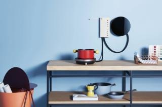 Risparmiare spazio sul piano di lavoro è fondamentale: le due piastre a induzione indipendenti Ordine di Fabita quando non utilizzate, possono stare appese alla parete, grazie alla pratica staffa di fissaggio. Con finitura vetro nero, hanno 9 livelli di potenza (fino a max 3600 W totali),  sicurezza bambini e spegnimento automatico. Costano a partire da 586 euro. Dimensioni: Ø 25,7 cm. www.fabita.it Risparmiare spazio sul piano di lavoro è fondamentale: le due piastre a induzione indipendenti Ordine di Fabita quando non utilizzate, possono stare appese alla parete, grazie alla pratica staffa di fissaggio. Con finitura vetro nero, hanno 9 livelli di potenza (fino a max 3600 W totali),  sicurezza bambini e spegnimento automatico. Costano a partire da 586 euro. Dimensioni: Ø 25,7 cm. www.fabita.it