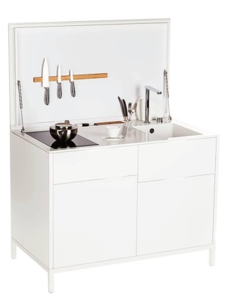 Di Maminicuisine®, la mini cucina si distingue per il top e il lavello in HIMACS (pietra acrilica che può assumere qualunque forma), colore Alpine White. Il coperchio e i frontali sono in mdf idrorepellente laccato opaco. Prezzo della versione base 7.323 euro + Iva. Dimensioni: L 120 x P 70 x H 97/162 cm. maminicuisine.com. Di Maminicuisine®, la mini cucina si distingue per il top e il lavello in HIMACS (pietra acrilica che può assumere qualunque forma), colore Alpine White. Il coperchio e i frontali sono in mdf idrorepellente laccato opaco. Prezzo della versione base 7.323 euro + Iva. Dimensioni: L 120 x P 70 x H 97/162 cm. maminicuisine.com.