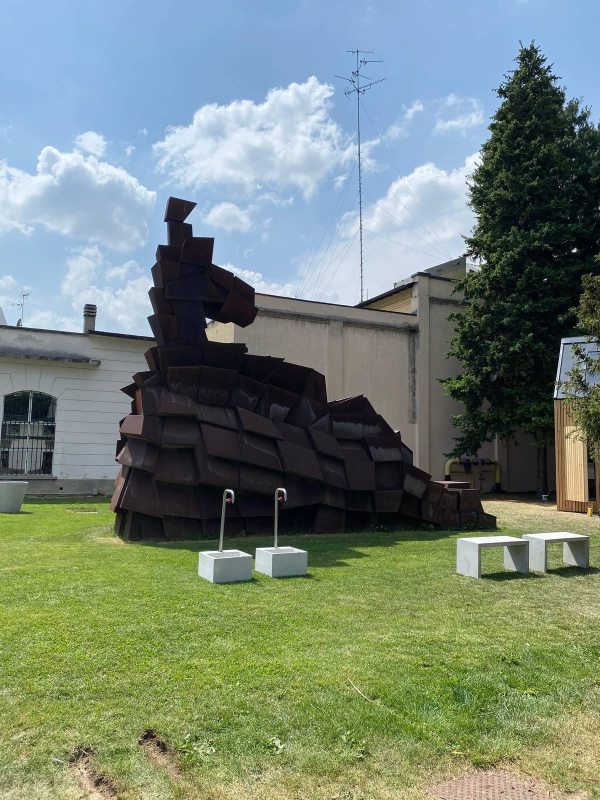 Superdesign Show, mostra Supergreen. Sullo sfondo, una scultura di Flavio Lucchini