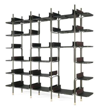 La libreria modulare Palmira di ETRO Home Interiors è composta da un telaio metallico nella finitura bronzo scuro, con dettagli ottone lucido, che sorregge i ripiani in legno Carbalho tinto wengé scuro. La linea slanciata e leggera consentono di utilizzarla anche come elemento divisorio tra gli ambienti. Misura L 291 x P 50 x H 266 cm. www.etrohomeinteriors.onirogroup.it La libreria modulare Palmira di ETRO Home Interiors è composta da un telaio metallico nella finitura bronzo scuro, con dettagli ottone lucido, che sorregge i ripiani in legno Carbalho tinto wengé scuro. La linea slanciata e leggera consentono di utilizzarla anche come elemento divisorio tra gli ambienti. Misura L 291 x P 50 x H 266 cm. www.etrohomeinteriors.onirogroup.it