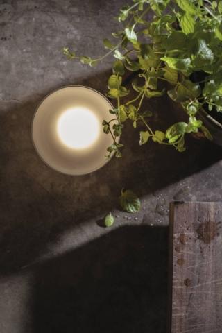 La applique Agua di Karman ha la forma irregolare di una goccia di rugiada: il paralume è in vetro a grande spessore soffiato a bocca, con i contorni circolari, disponibile nelle varianti acidato o trasparente. La fonte luminosa a Led è protetta da un diffusore a calotta interno e la base è realizzata in alluminio anodizzato nero. Una volta accesa è in grado di creare particolari giochi di luce e aloni sulla parete. Misura Ø 13 x H 9 cm. Prezzo a partire da 594 euro. www.karmanitalia.it La applique Agua di Karman ha la forma irregolare di una goccia di rugiada: il paralume è in vetro a grande spessore soffiato a bocca, con i contorni circolari, disponibile nelle varianti acidato o trasparente. La fonte luminosa a Led è protetta da un diffusore a calotta interno e la base è realizzata in alluminio anodizzato nero. Una volta accesa è in grado di creare particolari giochi di luce e aloni sulla parete. Misura Ø 13 x H 9 cm. Prezzo a partire da 594 euro. www.karmanitalia.it