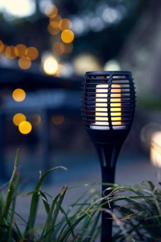 La fiaccola solare a batterie Tripps di Jysk è completamente realizzata in plastica nera e contiene una luce a Led e una pila. Se ne possono posizionare diverse lungo il perimetro del prato o una sola, in un vaso, sul terrazzo. Misura Ø 10 x H 60 cm. Prezzo 9,95 euro. www.jysk.it La fiaccola solare a batterie Tripps di Jysk è completamente realizzata in plastica nera e contiene una luce a Led e una pila. Se ne possono posizionare diverse lungo il perimetro del prato o una sola, in un vaso, sul terrazzo. Misura Ø 10 x H 60 cm. Prezzo 9,95 euro. www.jysk.it