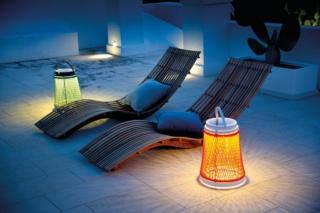 Un intreccio di corde arancioni per la grande lanterna Solare di Unopiù che ha la struttura in alluminio grafite o corda e la luce a Led regolabile in tre intensità per mezzo del telecomando. È dotata di pannelli solari ricaricabili con i raggi solari o per mezzo di cavo USB. È disponibile nelle varianti salmone, mostarda e blu. Misura Ø 34 x H 40 cm Prezzo 506 euro. www.unopiu.com Un intreccio di corde arancioni per la grande lanterna Solare di Unopiù che ha la struttura in alluminio grafite o corda e la luce a Led regolabile in tre intensità per mezzo del telecomando. È dotata di pannelli solari ricaricabili con i raggi solari o per mezzo di cavo USB. È disponibile nelle varianti salmone, mostarda e blu. Misura Ø 34 x H 40 cm Prezzo 506 euro. www.unopiu.com