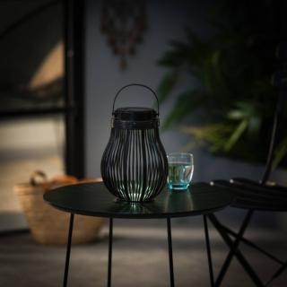 Sfrutta il potere dei raggi solari e permette di risparmiare energia la lampada Linia di CASA: ha l'aspetto di una romantica lanterna che può essere spostata dove serve. La struttura è realizzata in metallo con finitura vernice a polvere nero e polipropilene; include la batteria ricaricabile. Misura Ø 16 x H 20,5 cm. Prezzo 21,95 euro. www.casashops.com Sfrutta il potere dei raggi solari e permette di risparmiare energia la lampada Linia di CASA: ha l'aspetto di una romantica lanterna che può essere spostata dove serve. La struttura è realizzata in metallo con finitura vernice a polvere nero e polipropilene; include la batteria ricaricabile. Misura Ø 16 x H 20,5 cm. Prezzo 21,95 euro. www.casashops.com