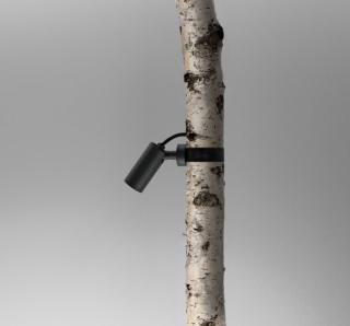 Il proiettore orientabile da esterni Rocchetto Tree di Quick Lighting può essere fissato anche a sostegni di forma irregolare come un palo del gazebo o il tronco/ramo di un albero grazie alla  cinghia di fissaggio conformabile in tessuto di poliestere. Ha il corpo, lo snodo e la basetta realizzati in alluminio tornito ossidato e verniciato che lo rende resistente agli agenti atmosferici. È alimentato da remoto ed disponibile in diversi formati. Misura Ø 2,6 x H 6 cm, Ø 3,5 x H 7,5 cm e Ø 5,5 x H 12 cm. Prezzo a partire da 195 euro. www.quicklighting.com Il proiettore orientabile da esterni Rocchetto Tree di Quick Lighting può essere fissato anche a sostegni di forma irregolare come un palo del gazebo o il tronco/ramo di un albero grazie alla  cinghia di fissaggio conformabile in tessuto di poliestere. Ha il corpo, lo snodo e la basetta realizzati in alluminio tornito ossidato e verniciato che lo rende resistente agli agenti atmosferici. È alimentato da remoto ed disponibile in diversi formati. Misura Ø 2,6 x H 6 cm, Ø 3,5 x H 7,5 cm e Ø 5,5 x H 12 cm. Prezzo a partire da 195 euro. www.quicklighting.com