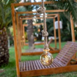 Può essere regolata in altezza, semplicemente annodando la corda, la sospensione solare Simona in vendita da Conforama. Se ne può appendere una sola tra i rami di un albero o creare una composizione sotto il gazebo per serate romantiche. Misura Ø 12 x H 180 cm. Prezzo 49,99 euro. www.conforama.it Può essere regolata in altezza, semplicemente annodando la corda, la sospensione solare Simona in vendita da Conforama. Se ne può appendere una sola tra i rami di un albero o creare una composizione sotto il gazebo per serate romantiche. Misura Ø 12 x H 180 cm. Prezzo 49,99 euro. www.conforama.it