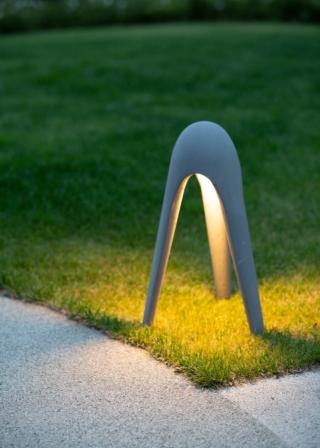 La nuova lampada Cyborg di Martinelli Luce è disegnata da Karim Rashid e ha una linea minimale e futuristica nello stesso tempo. La struttura slanciata, realizzata in cemento ad alta resistenza, fibrorinforzato con selezione di inerti, è caratterizzata da tre gambe che si riuniscono e accolgono la sorgente di luce a Led che genera effetti di luce/ombra sull'erba. È disponibile nelle varianti grigio e giallo. Misura Ø 40 x H 61 cm. Prezzo 608 euro. www.martinelliluce.it La nuova lampada Cyborg di Martinelli Luce è disegnata da Karim Rashid e ha una linea minimale e futuristica nello stesso tempo. La struttura slanciata, realizzata in cemento ad alta resistenza, fibrorinforzato con selezione di inerti, è caratterizzata da tre gambe che si riuniscono e accolgono la sorgente di luce a Led che genera effetti di luce/ombra sull'erba. È disponibile nelle varianti grigio e giallo. Misura Ø 40 x H 61 cm. Prezzo 608 euro. www.martinelliluce.it