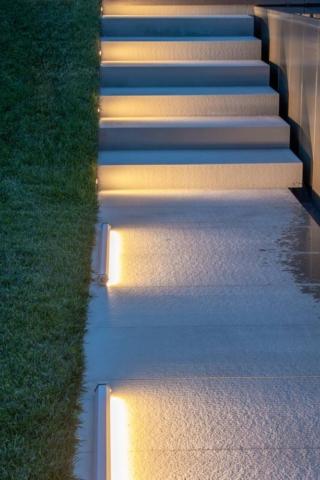 È  essenziale e funzionale Esagono di Platek, l'elemento illuminante che può essere posato a terra, fissato al muro, sospeso o appoggiato a parete. Ha l'aspetto di una barra lineare a sezione esagonale che ospita la sorgente luminosa; inoltre è orientabile per garantire effetti di luce diffusa o asimmetrica. È disponibile in due formati. Il corpo è realizzato in lega di alluminio primario estruso sottoposto a trattamento di anodizzazione galvanica e verniciato con un processo a doppia mano in linea che permette di creare un unico strato protettivo ad alto spessore. Misura L 58,5 x P 4,5 x H 4,5 cm. Prezzo 389,18 euro.  www.platek.eu È  essenziale e funzionale Esagono di Platek, l'elemento illuminante che può essere posato a terra, fissato al muro, sospeso o appoggiato a parete. Ha l'aspetto di una barra lineare a sezione esagonale che ospita la sorgente luminosa; inoltre è orientabile per garantire effetti di luce diffusa o asimmetrica. È disponibile in due formati. Il corpo è realizzato in lega di alluminio primario estruso sottoposto a trattamento di anodizzazione galvanica e verniciato con un processo a doppia mano in linea che permette di creare un unico strato protettivo ad alto spessore. Misura L 58,5 x P 4,5 x H 4,5 cm. Prezzo 389,18 euro.  www.platek.eu