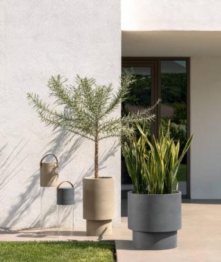 La lampada ricaricabile Kukà di Talenti Outdoor Living è disponibile in tre formati, small, medium e big, per adattarsi a qualsiasi esigenza. È realizzata con materiali eco-friendly: la base in metacrilato trasparente diffonde la luce e sostiene un elemento circolare in resina, disponibile in due varianti di colore, dotato di una pratica maniglia in pelle che permette di spostarla. Misura Ø 16 x H 23 cm, Ø 21 x H 60 cm e Ø 23 x H 90 cm. Prezzo a partire da 574 euro. www.talentisrl.com La lampada ricaricabile Kukà di Talenti Outdoor Living è disponibile in tre formati, small, medium e big, per adattarsi a qualsiasi esigenza. È realizzata con materiali eco-friendly: la base in metacrilato trasparente diffonde la luce e sostiene un elemento circolare in resina, disponibile in due varianti di colore, dotato di una pratica maniglia in pelle che permette di spostarla. Misura Ø 16 x H 23 cm, Ø 21 x H 60 cm e Ø 23 x H 90 cm. Prezzo a partire da 574 euro. www.talentisrl.com