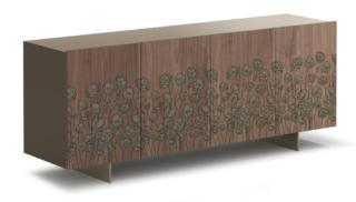 Fa parte della famiglia di mobili contenitore Cala Luna di Horm la nuova madia Le Jardin che è caratterizzata dalla presenza delle ante in noce canaletto con decori serigrafati che rappresentano una serie di fiori stilizzati nei toni del beige. È disponibile con due altezze diverse e con una scocca laccata lucida o opaca oppure in faggio tinto moca. Il basamento sottile solleva la struttura e la alleggerisce. www.horm.it Fa parte della famiglia di mobili contenitore Cala Luna di Horm la nuova madia Le Jardin che è caratterizzata dalla presenza delle ante in noce canaletto con decori serigrafati che rappresentano una serie di fiori stilizzati nei toni del beige. È disponibile con due altezze diverse e con una scocca laccata lucida o opaca oppure in faggio tinto moca. Il basamento sottile solleva la struttura e la alleggerisce. www.horm.it