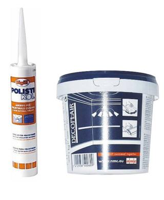 A sinistra: l'adesivo in pasta per polistirolo espanso e altri materiali isolanti ha elevato potere incollante. È idoneo su soffitti e muri interni, a intonaco civile, cemento, legno e gesso. Non contiene solventi. Polistikol Sigill, Cod. OBI 3717469, su www.obi-italia.it costa 6,70 euro. A destra: la colla sigillante per polistirolo e poliuretano DECOFLAIR di Bricoman (bricoman.it) si applica con pistola (cartuccia) o spatola. La confezione da 1 kg costa 5,95 euro. A sinistra: l'adesivo in pasta per polistirolo espanso e altri materiali isolanti ha elevato potere incollante. È idoneo su soffitti e muri interni, a intonaco civile, cemento, legno e gesso. Non contiene solventi. Polistikol Sigill, Cod. OBI 3717469, su www.obi-italia.it costa 6,70 euro. A destra: la colla sigillante per polistirolo e poliuretano DECOFLAIR di Bricoman (bricoman.it) si applica con pistola (cartuccia) o spatola. La confezione da 1 kg costa 5,95 euro.