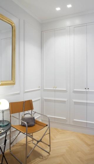Dal riuso creativo al new look di una stanza: un armadio con ante lisce a battente si può trasformare in un guardaroba in stile inglese. Basta riquadrare i pannelli con cornici in polistirolo ad alta densità (più resitenti). replicando sulle pareti, si ottiene un "rivestimento" allover, effetto boiserie. Foto Cristina Fiorentini Dal riuso creativo al new look di una stanza: un armadio con ante lisce a battente si può trasformare in un guardaroba in stile inglese. Basta riquadrare i pannelli con cornici in polistirolo ad alta densità (più resitenti). replicando sulle pareti, si ottiene un "rivestimento" allover, effetto boiserie. Foto Cristina Fiorentini
