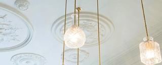 A diametro variabile
Di Orac Decor distr. da Bianchi Lecco (www.bianchilecco.it) i rosoni in poliuretano sono pretrattati con primer acrilico bianco per poter essere verniciati con prodotti a base acqua o acrilici. Permettono di nascondere cavi e si possono applicare, con colla apposita, anche a parete. Quello centrale grande, Art. R52, misura Ø 69,5 x H 4,8 cm e costa 151,16 euro. Il più piccolo, Art. R10, misura Ø 15 x H 4,2 cm e costa 18,92 euro. A diametro variabile
Di Orac Decor distr. da Bianchi Lecco (www.bianchilecco.it) i rosoni in poliuretano sono pretrattati con primer acrilico bianco per poter essere verniciati con prodotti a base acqua o acrilici. Permettono di nascondere cavi e si possono applicare, con colla apposita, anche a parete. Quello centrale grande, Art. R52, misura Ø 69,5 x H 4,8 cm e costa 151,16 euro. Il più piccolo, Art. R10, misura Ø 15 x H 4,2 cm e costa 18,92 euro.