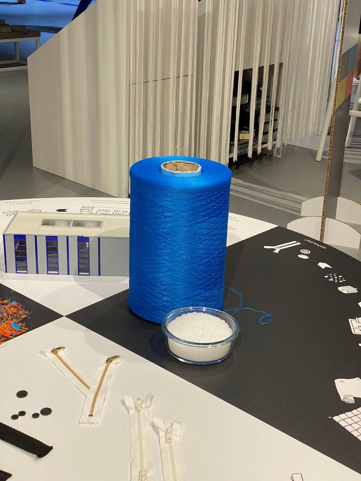 Superdesign Show, Circularity in Fashion Design. Zip e bottoni realizzati con nylon rigenerao Econyl®, composto interamento da rifiuti di nylon.