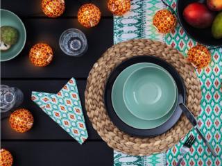 Giacinto d'acqua intrecciato per la tovaglietta rotonda Soaré di Ikea Italia: è ecologica, naturale e ogni pezzo è unico perché fatto a mano. Può essere usata al posto della tovaglia o come sottopiattto segnaposto, abbinata a tessuti e stoviglie nelle tonalità del verde e dell'azzurro. Misura Ø  37 cm. Prezzo 5,50 euro www.ikea.com Giacinto d'acqua intrecciato per la tovaglietta rotonda Soaré di Ikea Italia: è ecologica, naturale e ogni pezzo è unico perché fatto a mano. Può essere usata al posto della tovaglia o come sottopiattto segnaposto, abbinata a tessuti e stoviglie nelle tonalità del verde e dell'azzurro. Misura Ø  37 cm. Prezzo 5,50 euro www.ikea.com