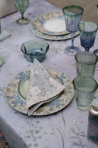 Romantica e raffinata la tavola apparecchiata nei toni del verde e del lilla con i piatti in ceramica dipinta a mano della Collezione Home di Luisa Beccaria. Prezzo 276 euro (per il set da 2 pezzi). La tovaglia rettangolare stampata con un delicato motivo floreale, che riprende i colori e i decori delle stoviglie, prezzo 680 euro (con 6 tovaglioli). I calici da vino Domina, realizzati in vetro dipinto  a mano nelle tonalità dal blu al verde con bagliori iridescenti, costano 185 euro (per il set da 2 pezzi). www.luisabeccaria.com Romantica e raffinata la tavola apparecchiata nei toni del verde e del lilla con i piatti in ceramica dipinta a mano della Collezione Home di Luisa Beccaria. Prezzo 276 euro (per il set da 2 pezzi). La tovaglia rettangolare stampata con un delicato motivo floreale, che riprende i colori e i decori delle stoviglie, prezzo 680 euro (con 6 tovaglioli). I calici da vino Domina, realizzati in vetro dipinto  a mano nelle tonalità dal blu al verde con bagliori iridescenti, costano 185 euro (per il set da 2 pezzi). www.luisabeccaria.com