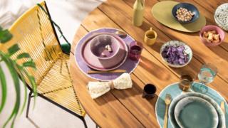 Tocchi di viola e di verde per la tavola estiva di Maisons du Monde apparecchiata con i piatti in gres dalla finitura artigianale Bezdan disponibili in numerose varianti di colore. Il piatto piano misura Ø 27 cm. Prezzo 7,99 euro cad. La ciotola coordinata viola Mirma prezzo 6,99 euro. Le tovagliette rotonde Kolocep sono realizzate in carta disponibili nei colori viola e blu, misurano Ø 38 cm , prezzo 5,99 euro cad. Il piatto da portata ovale Javor è realizzato in gres color senape prezzo 29,99 euro. www.maisonsdumonde.com Tocchi di viola e di verde per la tavola estiva di Maisons du Monde apparecchiata con i piatti in gres dalla finitura artigianale Bezdan disponibili in numerose varianti di colore. Il piatto piano misura Ø 27 cm. Prezzo 7,99 euro cad. La ciotola coordinata viola Mirma prezzo 6,99 euro. Le tovagliette rotonde Kolocep sono realizzate in carta disponibili nei colori viola e blu, misurano Ø 38 cm , prezzo 5,99 euro cad. Il piatto da portata ovale Javor è realizzato in gres color senape prezzo 29,99 euro. www.maisonsdumonde.com