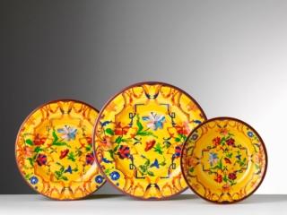 I piatti Pancale nell' allegra variante giallo di Mario Luca Giusti sono realizzati in melamina, un materiale plastico termoindurente forte, leggero, resistente ai graffi e alle rotture, assolutamente inodore e insapore, lavabile in lavastoviglie. Il decoro neo barocco floreale rende la tavola allegra e fresca. Sono disponibili nelle varianti fondo, medio e frutta. Misurano Ø 27/23/19 cm. Prezzo a partire da 26 euro cad. www.mariolucagiusti.it I piatti Pancale nell' allegra variante giallo di Mario Luca Giusti sono realizzati in melamina, un materiale plastico termoindurente forte, leggero, resistente ai graffi e alle rotture, assolutamente inodore e insapore, lavabile in lavastoviglie. Il decoro neo barocco floreale rende la tavola allegra e fresca. Sono disponibili nelle varianti fondo, medio e frutta. Misurano Ø 27/23/19 cm. Prezzo a partire da 26 euro cad. www.mariolucagiusti.it