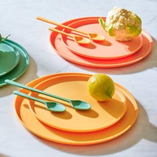 Grandi e coloratissimi i piatti piani Samba di CASA Italia completamente realizzati in polipropilene arancione o giallo che li rende resistenti, pratici e facili da trasportare. Sono disponibili in formati diversi e in tre varianti di colore per comporre una tavola arcobaleno. Misurano Ø 25 cm. Prezzo 3,95 euro cad. Misurano Ø 20 cm. Prezzo 2,95 euro cad. Sono abbinati ai cucchiai  longdrink e ai cucchiaini da caffè coordinati. Prezzo 0.75 euro cad.  www.casashops.com Grandi e coloratissimi i piatti piani Samba di CASA Italia completamente realizzati in polipropilene arancione o giallo che li rende resistenti, pratici e facili da trasportare. Sono disponibili in formati diversi e in tre varianti di colore per comporre una tavola arcobaleno. Misurano Ø 25 cm. Prezzo 3,95 euro cad. Misurano Ø 20 cm. Prezzo 2,95 euro cad. Sono abbinati ai cucchiai  longdrink e ai cucchiaini da caffè coordinati. Prezzo 0.75 euro cad.  www.casashops.com