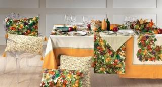 Fanno parte della Collezione Le Primizie di Brandani  i piatti in porcellana new bone china candida decorata da un allegro motivo di frutti colorati che fanno capolino tra foglie verdi; i sinuosi bordi irregolari impreziosiscono i piatti. Misurano Ø 27/21,5/20,5 cm. Prezzo 135 euro (per il set da 18 pezzi). Le oliere in maiolica verde e giallo ocra, con il tappo sigillante in sughero, completano la tavola. Misurano Ø 8,5 x H 20 cm. Prezzo 22,90 euro cad. La tovaglia e i runner coordinati  rallegrano la mise en place estiva. www.brandani.it Fanno parte della Collezione Le Primizie di Brandani  i piatti in porcellana new bone china candida decorata da un allegro motivo di frutti colorati che fanno capolino tra foglie verdi; i sinuosi bordi irregolari impreziosiscono i piatti. Misurano Ø 27/21,5/20,5 cm. Prezzo 135 euro (per il set da 18 pezzi). Le oliere in maiolica verde e giallo ocra, con il tappo sigillante in sughero, completano la tavola. Misurano Ø 8,5 x H 20 cm. Prezzo 22,90 euro cad. La tovaglia e i runner coordinati  rallegrano la mise en place estiva. www.brandani.it