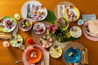 Un'esplosione di colori per i piatti della collezione Florentia di Henriette che permettono di comporre una mise en place allegra e giocosa. Sono realizzati in porcellana e sono decorati in modo differente l'uno dall'altro, con motivi geometrici e fiori, per una tavola sempre diversa. Le tovagliette rotonde tinta unita, appoggiate sulla tovaglia in lino, hanno la funzione di sottopiatto  e di centrotavola. Prezzo 110 euro (per il set da 18 pezzi). www.henriette.sm Un'esplosione di colori per i piatti della collezione Florentia di Henriette che permettono di comporre una mise en place allegra e giocosa. Sono realizzati in porcellana e sono decorati in modo differente l'uno dall'altro, con motivi geometrici e fiori, per una tavola sempre diversa. Le tovagliette rotonde tinta unita, appoggiate sulla tovaglia in lino, hanno la funzione di sottopiatto  e di centrotavola. Prezzo 110 euro (per il set da 18 pezzi). www.henriette.sm