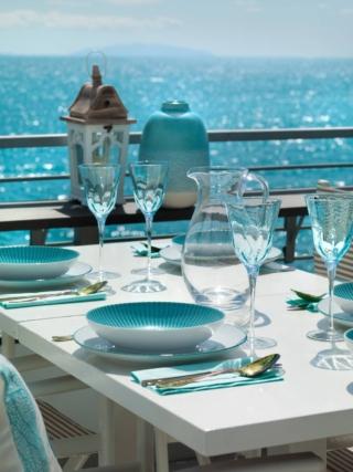 Fanno parte della linea Country Chic Oceano di Weissestal i piatti, piani e fondi, realizzati in 100% porcellana europea a rilievo, decorata a mano nelle fresche sfumature dell'azzurro. Stanno bene anche appoggiati direttamente sul piano del tavolo bianco per una tavola fresca e informale. Il piatto piano prezzo 10 euro. Il piatto fondo prezzo 11 euro cad. Sono accostati ai calici Acqua Tuli Optic Blue  in vetro ottico, prezzo 14 euro cad.   www.weissestal.it Fanno parte della linea Country Chic Oceano di Weissestal i piatti, piani e fondi, realizzati in 100% porcellana europea a rilievo, decorata a mano nelle fresche sfumature dell'azzurro. Stanno bene anche appoggiati direttamente sul piano del tavolo bianco per una tavola fresca e informale. Il piatto piano prezzo 10 euro. Il piatto fondo prezzo 11 euro cad. Sono accostati ai calici Acqua Tuli Optic Blue  in vetro ottico, prezzo 14 euro cad.   www.weissestal.it