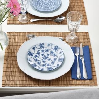 I piattini da frutta Entusiam di Ikea Italia, caratterizzati da motivi geometrici e floreali nei toni del blu su fondo bianco, completano la mise en place dal sapore estivo. Sono abbinati a piatti candidi e posizionati sulle tovagliette rettangolari Toga in bambù naturale. Sono realizzati in porcellana feldspatica, sono lavabili in lavastoviglie e possono essere utilizzati nel forno a microonde. Misurano Ø 18 cm. Prezzo 10 euro (per il set di 4 pezzi). www.ikea.com I piattini da frutta Entusiam di Ikea Italia, caratterizzati da motivi geometrici e floreali nei toni del blu su fondo bianco, completano la mise en place dal sapore estivo. Sono abbinati a piatti candidi e posizionati sulle tovagliette rettangolari Toga in bambù naturale. Sono realizzati in porcellana feldspatica, sono lavabili in lavastoviglie e possono essere utilizzati nel forno a microonde. Misurano Ø 18 cm. Prezzo 10 euro (per il set di 4 pezzi). www.ikea.com