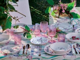 Le fresche tonalità del rosa e del lilla per la tavola apparecchiata con le stoviglie della linea Butterfly Ball di Andrea Fontebasso 1760 in porcellana bianca con un decoro di fili d'erba e farfalle. Sono coordinate con la tovaglia, i runner e i tovaglioli. I bicchieri in vetro della linea Ametista, che riprendono le sfumature rosate, completano la tavola. Il servizio di piatti prezzo 97 euro (per il set da 18 pezzi). www.tognana.com Le fresche tonalità del rosa e del lilla per la tavola apparecchiata con le stoviglie della linea Butterfly Ball di Andrea Fontebasso 1760 in porcellana bianca con un decoro di fili d'erba e farfalle. Sono coordinate con la tovaglia, i runner e i tovaglioli. I bicchieri in vetro della linea Ametista, che riprendono le sfumature rosate, completano la tavola. Il servizio di piatti prezzo 97 euro (per il set da 18 pezzi). www.tognana.com