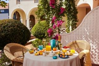 Un trionfo di brillanti tonalità che si ispirano ai colori del Sud della Francia per la tavola apparecchiata con le stoviglie della Riviera Collection di Le Creuset: sono completamente realizzate in resistente gres vetrificato, facile da pulire e con prestazioni elevate, declinato nelle nuove colorazioni Blue Caribe, Meringue, Azure Blue e Nectar. Le ciotole per cereali, i mug coordinati e i piatti tè/aperitivo, prezzo 60 euro (per il set da 4 pezzi). Le tazzine per caffé espresso prezzo 50 euro (per il set da 4 pezzi). www.lecreuset.it Un trionfo di brillanti tonalità che si ispirano ai colori del Sud della Francia per la tavola apparecchiata con le stoviglie della Riviera Collection di Le Creuset: sono completamente realizzate in resistente gres vetrificato, facile da pulire e con prestazioni elevate, declinato nelle nuove colorazioni Blue Caribe, Meringue, Azure Blue e Nectar. Le ciotole per cereali, i mug coordinati e i piatti tè/aperitivo, prezzo 60 euro (per il set da 4 pezzi). Le tazzine per caffé espresso prezzo 50 euro (per il set da 4 pezzi). www.lecreuset.it