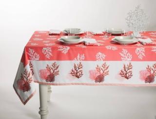 Si trasforma nella protagonista indiscussa della tavola la tovaglia Coralli della Kitchen Collection Caleffi: è decorata da tanti rami di corallo nei toni del rosso e del bianco realizzati con lavorazione a stampa digitale. Un semplice servizio di piatti bianchi e di bicchieri trasparenti mettono in risalto l'allegro e raffinato decoro. È realizzata in tessuto di cotone ed è disponibile in numerose varianti. Misura L 150 x P 180 cm. Prezzo a partire da 35,50 euro. www.caleffionline.it Si trasforma nella protagonista indiscussa della tavola la tovaglia Coralli della Kitchen Collection Caleffi: è decorata da tanti rami di corallo nei toni del rosso e del bianco realizzati con lavorazione a stampa digitale. Un semplice servizio di piatti bianchi e di bicchieri trasparenti mettono in risalto l'allegro e raffinato decoro. È realizzata in tessuto di cotone ed è disponibile in numerose varianti. Misura L 150 x P 180 cm. Prezzo a partire da 35,50 euro. www.caleffionline.it
