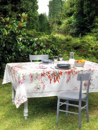 La grande tovaglia rettangolare Fruscio nella variante Fuxia della collezione Excelsior di Vallesusa by Gabel 1957 permette di organizzare una tavolata per otto persone. È realizzata in puro cotone bianco, certificato Oeko-Tex, con stampa digitale piquet; è impreziosita dall' orlo cucito e da un allegro motivo floreale nei toni del rosso e del rosa. Misura L 160 x P 225 cm. Prezzo 70,50 euro. www.gabelgroup.it La grande tovaglia rettangolare Fruscio nella variante Fuxia della collezione Excelsior di Vallesusa by Gabel 1957 permette di organizzare una tavolata per otto persone. È realizzata in puro cotone bianco, certificato Oeko-Tex, con stampa digitale piquet; è impreziosita dall' orlo cucito e da un allegro motivo floreale nei toni del rosso e del rosa. Misura L 160 x P 225 cm. Prezzo 70,50 euro. www.gabelgroup.it