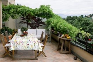 Grazie alla tovaglia con motivo floreale Sigurtà di Cotonificio Zambaiti è possibile mangiare su un allegro prato fiorito! È realizzata in puro cotone bianco con un'innovativa tecnologia di stampa digitale; inoltre sono stati utilizzati solo coloranti reattivi atossici ed ecocompatibili certificati Oekotex Standard 100. È disponibile in due formati rettangolari per ospitare sei o otto persone. Misura L 140 x P 180 cm. Prezzo 12,90 euro. Misura L 140 x P 220 cm. Prezzo 14,90 euro. www.cotonificiozambaiti.it Grazie alla tovaglia con motivo floreale Sigurtà di Cotonificio Zambaiti è possibile mangiare su un allegro prato fiorito! È realizzata in puro cotone bianco con un'innovativa tecnologia di stampa digitale; inoltre sono stati utilizzati solo coloranti reattivi atossici ed ecocompatibili certificati Oekotex Standard 100. È disponibile in due formati rettangolari per ospitare sei o otto persone. Misura L 140 x P 180 cm. Prezzo 12,90 euro. Misura L 140 x P 220 cm. Prezzo 14,90 euro. www.cotonificiozambaiti.it