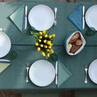 Verde intenso per la tovaglia rettangolare Vida Verdone Classic di Guri I Zi in puro cotone, realizzata artigianalmente con il telaio in legno; è impreziosita da giunture interamente fatte a mano che si trasformano in un ricercato elemento decorativo. Un semplice ed elegante servizio di piatti bianchi e un vaso di tulipani gialli, come centrotavola, completano la mise en place estiva. Misura L 160 x P 260 cm. Prezzo 169 euro.  www.guriizi.com Verde intenso per la tovaglia rettangolare Vida Verdone Classic di Guri I Zi in puro cotone, realizzata artigianalmente con il telaio in legno; è impreziosita da giunture interamente fatte a mano che si trasformano in un ricercato elemento decorativo. Un semplice ed elegante servizio di piatti bianchi e un vaso di tulipani gialli, come centrotavola, completano la mise en place estiva. Misura L 160 x P 260 cm. Prezzo 169 euro.  www.guriizi.com