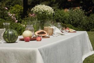 Fa parte della collezione Soffio di Fazzini la grande tovaglia completamente realizzata in 100% lino  nelle tonalità naturali con trattamento Pentec che rende la superficie fresca, elastica e garantisce la completa assenza di pilling. É completata da una balza di 9 cm e dagli angoli a cappuccio. Misura L 180 x P 280 cm. Prezzo 229 euro. www.fazzinihome.com Fa parte della collezione Soffio di Fazzini la grande tovaglia completamente realizzata in 100% lino  nelle tonalità naturali con trattamento Pentec che rende la superficie fresca, elastica e garantisce la completa assenza di pilling. É completata da una balza di 9 cm e dagli angoli a cappuccio. Misura L 180 x P 280 cm. Prezzo 229 euro. www.fazzinihome.com