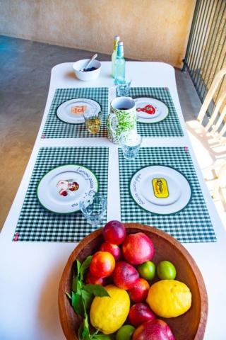 Pratiche e resistenti le tovagliette americane a quadretti Mangia e Impara in vendita da Moroni Gomma: permettono di apparecchiare velocemente una tavola per i pasti estivi semplicemente aggiungendo bicchieri colorati, piatti bianchi e una caraffa per l'acqua fresca. Sono realizzate in materiale plastico lavabile, privo di pvc, e sono decorate da piatti con una scritta spiritosa. Misurano L 30 x P 44 cm. Prezzo 12 euro cad. www.moronigomma.it Pratiche e resistenti le tovagliette americane a quadretti Mangia e Impara in vendita da Moroni Gomma: permettono di apparecchiare velocemente una tavola per i pasti estivi semplicemente aggiungendo bicchieri colorati, piatti bianchi e una caraffa per l'acqua fresca. Sono realizzate in materiale plastico lavabile, privo di pvc, e sono decorate da piatti con una scritta spiritosa. Misurano L 30 x P 44 cm. Prezzo 12 euro cad. www.moronigomma.it