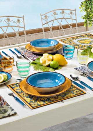 I sottopiatti Limoni di Euronova possono essere usati come tovagliette per apparecchiare una tavola informale per i pasti estivi: sono realizzati in legno e hanno la superficie decorata da un motivo che riprende le maioliche siciliane. Misurano L 31,5 x P 31,5 cm. Prezzo 9,99 euro (per il set da 2 pezzi). www.euronova-italia.it I sottopiatti Limoni di Euronova possono essere usati come tovagliette per apparecchiare una tavola informale per i pasti estivi: sono realizzati in legno e hanno la superficie decorata da un motivo che riprende le maioliche siciliane. Misurano L 31,5 x P 31,5 cm. Prezzo 9,99 euro (per il set da 2 pezzi). www.euronova-italia.it