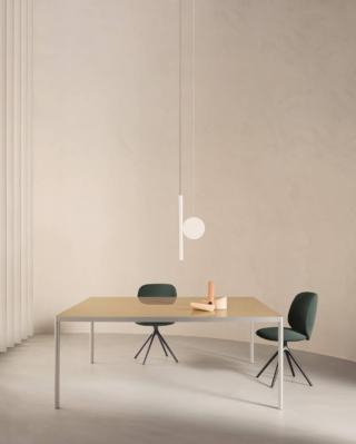 Stile minimale e leggerezza per il nuovo tavolo Offset di MDF Italia che ha la sottile struttura realizzata in alluminio anodizzato con finitura spazzolata in cui le sezioni nascondono gli elementi di fissaggio. Il piano è disponibile in vetro retro verniciato, in alluminio o in ceramica smaltata. Si può scegliere fra misure diverse, anche extra-large, e fra le versioni indoor o outdoor. Intorno trovano posto le nuove sedute della famiglia Universal chair, eleganti e ergonomiche, che hanno lo schienale tridimensionale e le gambe in alluminio pressofuso o in legno massello.  www.mdfitalia.com Stile minimale e leggerezza per il nuovo tavolo Offset di MDF Italia che ha la sottile struttura realizzata in alluminio anodizzato con finitura spazzolata in cui le sezioni nascondono gli elementi di fissaggio. Il piano è disponibile in vetro retro verniciato, in alluminio o in ceramica smaltata. Si può scegliere fra misure diverse, anche extra-large, e fra le versioni indoor o outdoor. Intorno trovano posto le nuove sedute della famiglia Universal chair, eleganti e ergonomiche, che hanno lo schienale tridimensionale e le gambe in alluminio pressofuso o in legno massello.  www.mdfitalia.com