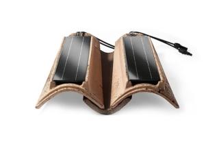 Il coppo fotovoltaico E-Coppo di Industrie Cotto Possagno, in cotto, si integra bene anche nelle coperture esistenti ed è possibile sostituire solo i mq necessari. È dotato di un modulo in silicio monocristallino con potenza di 5,0 Wp. www.cottopossagno.com Il coppo fotovoltaico E-Coppo di Industrie Cotto Possagno, in cotto, si integra bene anche nelle coperture esistenti ed è possibile sostituire solo i mq necessari. È dotato di un modulo in silicio monocristallino con potenza di 5,0 Wp. www.cottopossagno.com