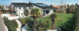 I moduli fotovoltaici integrati come InDaX® di BMI Italia, sono a doppia funzione: copertura e produzione di energia solare. Il sistema raggiunge  una potenza pari a 310 W, con alte performance in ogni condizione climatica. È adatto a tutti i profili e modelli di tegole. www.bmigroup.com/it I moduli fotovoltaici integrati come InDaX® di BMI Italia, sono a doppia funzione: copertura e produzione di energia solare. Il sistema raggiunge  una potenza pari a 310 W, con alte performance in ogni condizione climatica. È adatto a tutti i profili e modelli di tegole. www.bmigroup.com/it