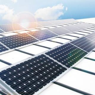 Solar di Renolit Alkorplan semplifica il fissaggio dei pannelli fotovoltaici su una membrana impermeabile sintetica in PVC–P e EBA. Questa non va forata e per fissare i pannelli non devono essere usate zavorre che gravano sul tetto. www.renolit.com Solar di Renolit Alkorplan semplifica il fissaggio dei pannelli fotovoltaici su una membrana impermeabile sintetica in PVC–P e EBA. Questa non va forata e per fissare i pannelli non devono essere usate zavorre che gravano sul tetto. www.renolit.com