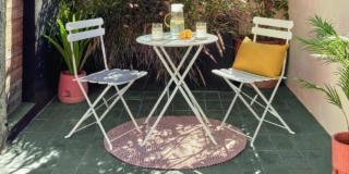 tavolino bianco con due sedie in metallosedie Kave-home-outdoor