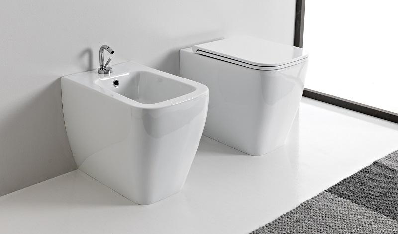 Appartengono alla collezione Teorema 2.0 di Scarabeo Ceramiche i sanitari a terra dalle linee essenziali ed eleganti, da installare a filo parete. Il vaso è senza brida con sistema Clean Flush®, con flusso d'acqua dinamico che mantiene la massima igiene. Lo scarico è traslato e, con un’apposita curva tecnica, ne consente il montaggio senza alcun tipo di intervento murario. Misurano, cadauno, L 36 x P 55 x H 42 cm. Prezzo cadauno, Iva esclusa, 360 euro. Prezzo, Iva esclusa, del sedile 140 euro. www.scarabeosrl.com Appartengono alla collezione Teorema 2.0 di Scarabeo Ceramiche i sanitari a terra dalle linee essenziali ed eleganti, da installare a filo parete. Il vaso è senza brida con sistema Clean Flush®, con flusso d'acqua dinamico che mantiene la massima igiene. Lo scarico è traslato e, con un’apposita curva tecnica, ne consente il montaggio senza alcun tipo di intervento murario. Misurano, cadauno, L 36 x P 55 x H 42 cm. Prezzo cadauno, Iva esclusa, 360 euro. Prezzo, Iva esclusa, del sedile 140 euro. www.scarabeosrl.com
