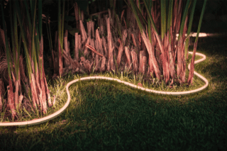 Philips Hue Outdoor Lightstrip è da sempre uno dei prodotti più personalizzabili della famiglia Hue, in quanto è una striscia LED connessa che può essere facilmente adattata, tagliata o regolata come si preferisce. Nascosta infatti dietro un armadietto, sotto la ringhiera del portico o in qualsiasi altro luogo, è l'ideale per l'illuminazione diretta e indiretta grazie al suo tocco di luce colorata perfettamente diffusa. Philips Hue Outdoor Lightstrip è da sempre uno dei prodotti più personalizzabili della famiglia Hue, in quanto è una striscia LED connessa che può essere facilmente adattata, tagliata o regolata come si preferisce. Nascosta infatti dietro un armadietto, sotto la ringhiera del portico o in qualsiasi altro luogo, è l'ideale per l'illuminazione diretta e indiretta grazie al suo tocco di luce colorata perfettamente diffusa.