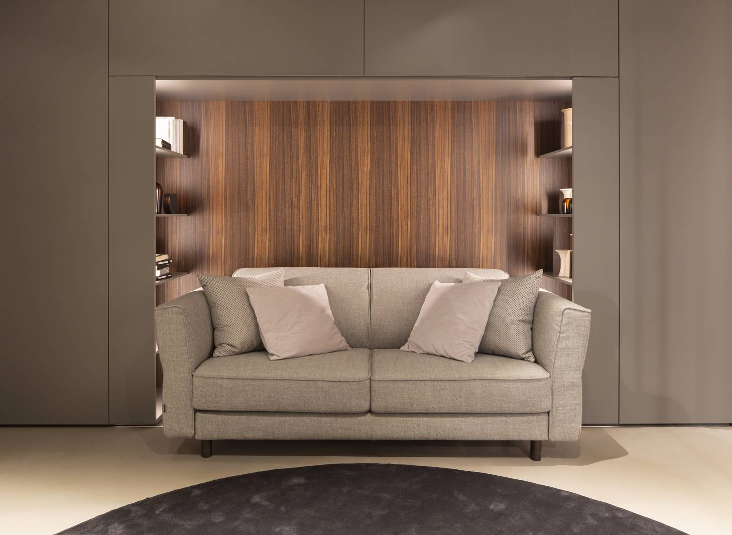 Il modulo ponte del Sistema Freedhome di Caccaro consente di inserire arredi, anche di grandi dimensioni, nella cornice composta dagli elementi di contenimento; può essere collocato anche in ambienti diversi dalla camera da letto, come ad esempio un living contemporaneo, grazie alla linea e ai materiali ricercati. L'armadio a ponte misura L 452,5 x P 42,7 x H 263,6 cm. Prezzo 10.000 euro + IVA. www.caccaro.com Il modulo ponte del Sistema Freedhome di Caccaro consente di inserire arredi, anche di grandi dimensioni, nella cornice composta dagli elementi di contenimento; può essere collocato anche in ambienti diversi dalla camera da letto, come ad esempio un living contemporaneo, grazie alla linea e ai materiali ricercati. L'armadio a ponte misura L 452,5 x P 42,7 x H 263,6 cm. Prezzo 10.000 euro + IVA. www.caccaro.com