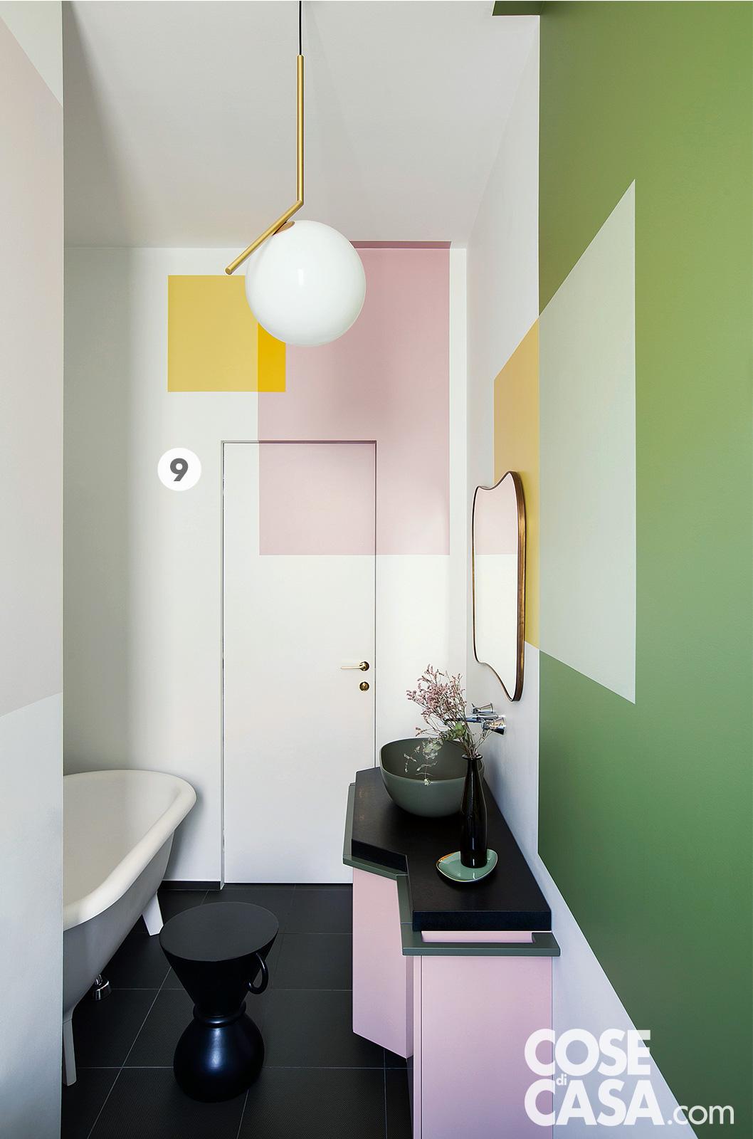 Pareti multicolor a disegni geometrici nel bagno con porta filomuro Pareti multicolor a disegni geometrici nel bagno con porta filomuro