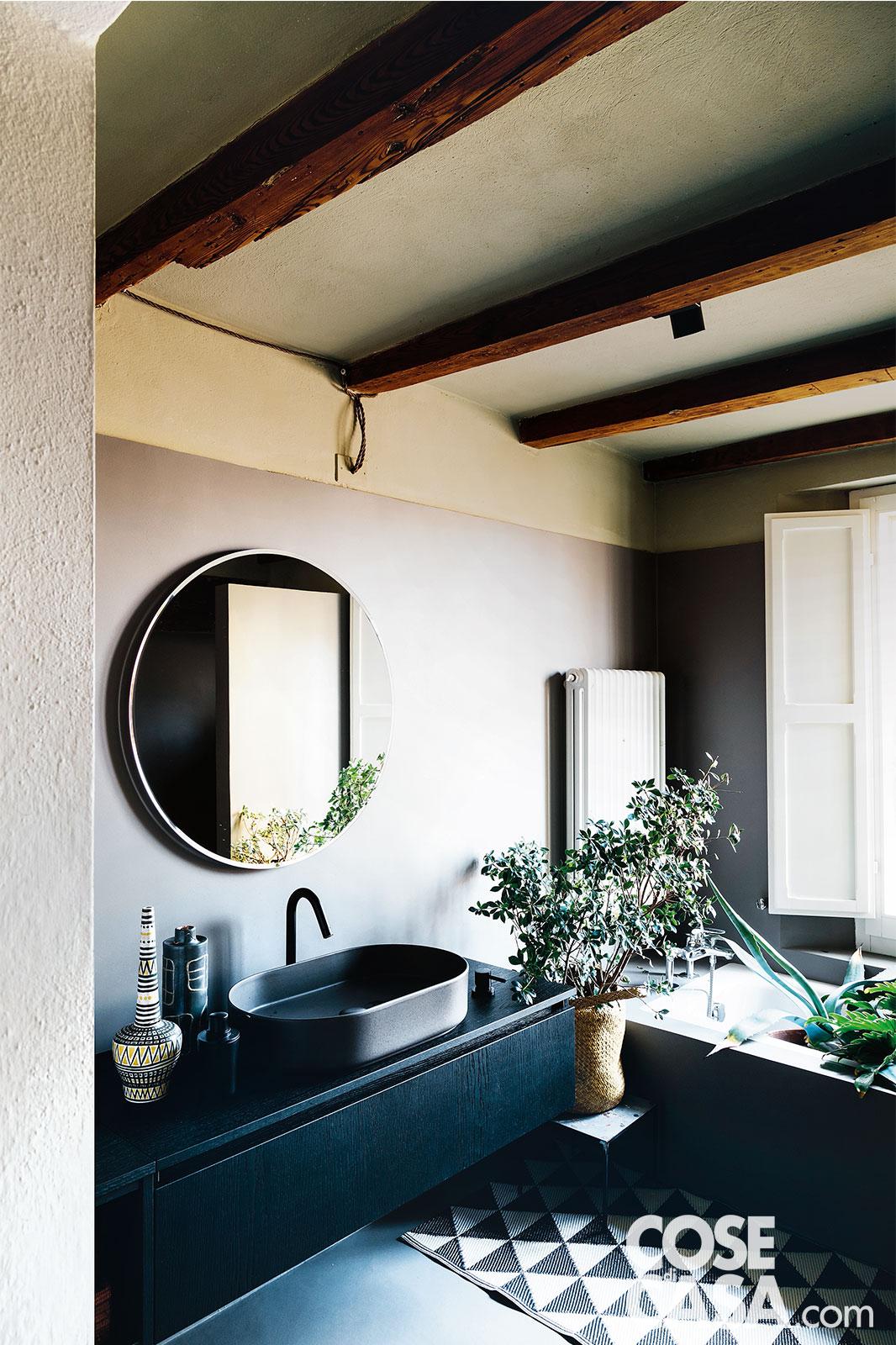 bagno nero mobile e lavabo neri, resine beige a parate bagno nero mobile e lavabo neri, resine beige a parate