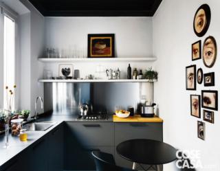 Cucina nera, senza pensili, con mensole bianche Cucina nera, senza pensili, con mensole bianche