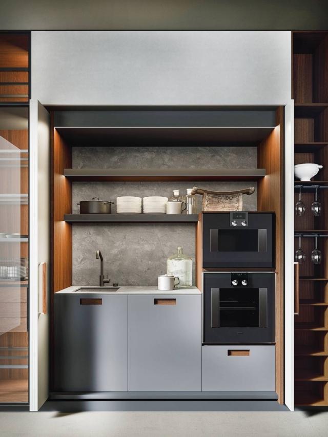 Il sistema Hide di Boffi è composto da moduli a colonna con struttura monospalla e ante pieghevoli, in Ecolack bianco artico con maniglia Grip Wood in noce Canaletto, che all'apertura rientrano lateralmente, scomparendo alla vista. All'interno, basi con ante Lasermat grigio Londra, maniglie in noce Canaletto, piano e fondale in MDI by Inalco. Prezzo da rivenditore. Dimensioni: L 196,6 (di cui 180 interni) x P 75,8 x H 242 cm. www.boffi.com. Il sistema Hide di Boffi è composto da moduli a colonna con struttura monospalla e ante pieghevoli, in Ecolack bianco artico con maniglia Grip Wood in noce Canaletto, che all'apertura rientrano lateralmente, scomparendo alla vista. All'interno, basi con ante Lasermat grigio Londra, maniglie in noce Canaletto, piano e fondale in MDI by Inalco. Prezzo da rivenditore. Dimensioni: L 196,6 (di cui 180 interni) x P 75,8 x H 242 cm. www.boffi.com.