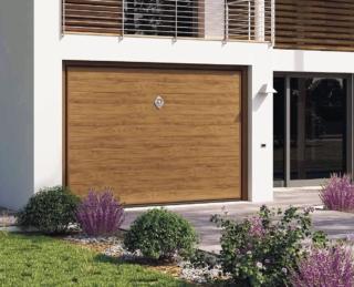 Intramontabile effetto legno per la basculante Myfusion Viva 200 di Ballan (www.ballan.com/ita), costituita da profilati in lamiera d’acciaio con interno coibentato in schiuma di poliuretano. Per aggiungere sicurezza, in versione motorizzata con automazione Isy, il sistema elettrico E-Lock integrato nella traversa superiore interviene su entrambi gli scrocchi interni mantenendo bloccato il portone fino all’apertura successiva. Intramontabile effetto legno per la basculante Myfusion Viva 200 di Ballan (www.ballan.com/ita), costituita da profilati in lamiera d’acciaio con interno coibentato in schiuma di poliuretano. Per aggiungere sicurezza, in versione motorizzata con automazione Isy, il sistema elettrico E-Lock integrato nella traversa superiore interviene su entrambi gli scrocchi interni mantenendo bloccato il portone fino all’apertura successiva.